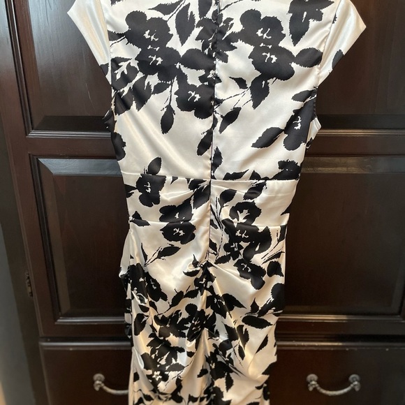 Le Chateau Black and White Floral Satin Midi Dress with Sweet Heart Neckline - Picture 5 of 5